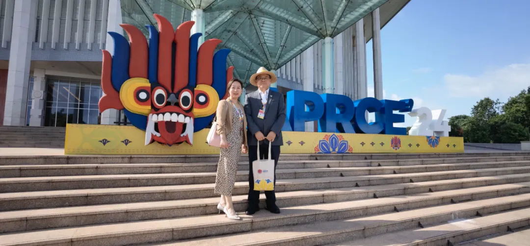 常宏集團(tuán)董事總經(jīng)理王躍、常宏進(jìn)出口貿(mào)易有限公司執(zhí)行總經(jīng)理李華隨中國(guó)代表團(tuán)赴斯里蘭卡參加第二十一屆亞太零售商大會(huì)暨展會(huì)