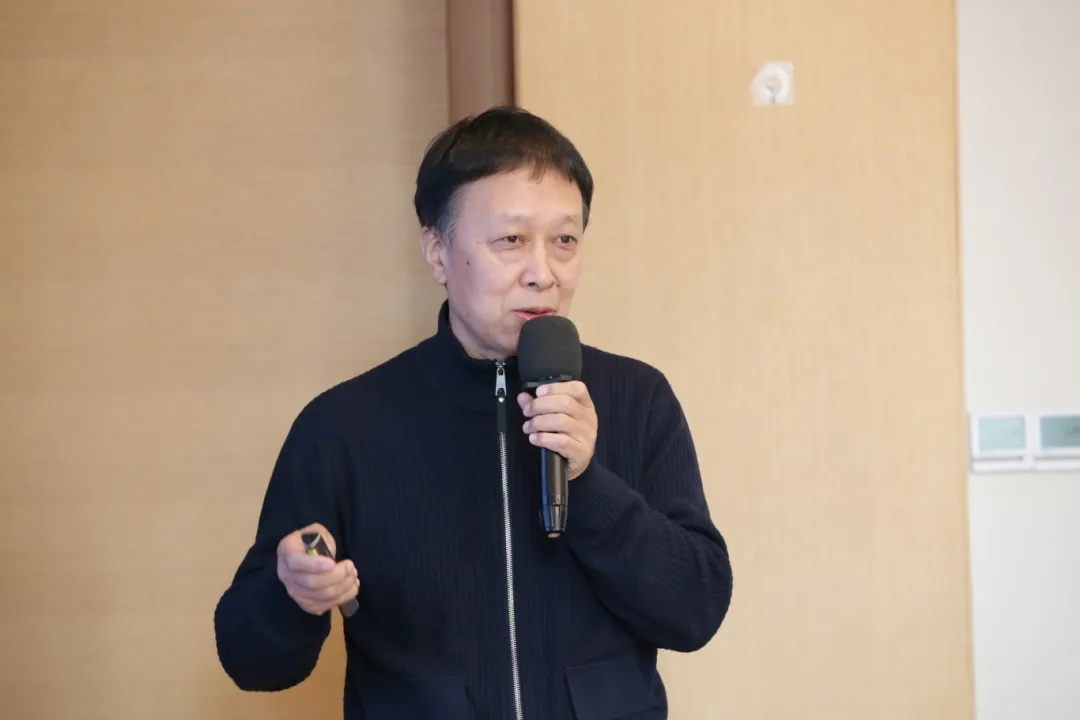 常宏裝飾總工程師孫德峰在河北省建筑裝飾優(yōu)質(zhì)工程觀摩交流活動暨冀建裝總工論壇作演講分享